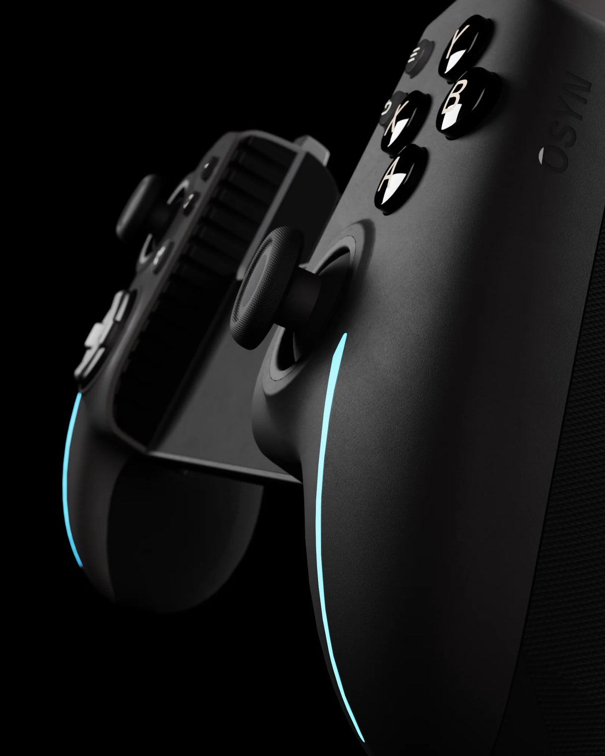 La manette Osyn Pro de trois quarts, côté boutons ABXY