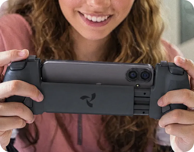 Une joueuse tient la manette Osyn Pro pendant une partie.