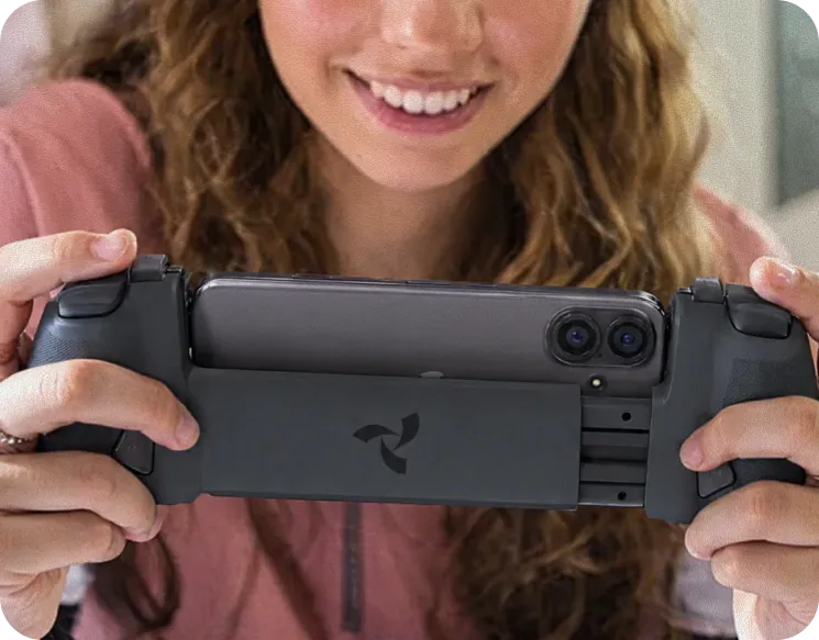 Une joueuse tient la manette Osyn Pro pendant une partie.