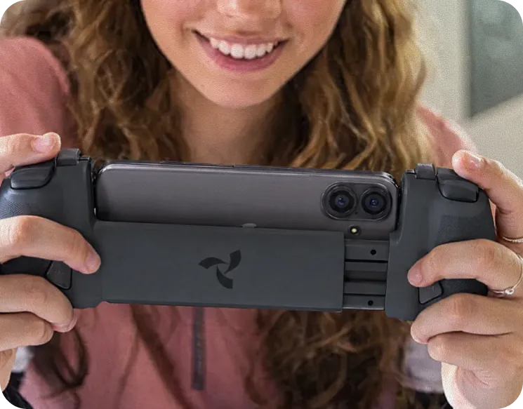 Une joueuse tient la manette Osyn Pro pendant une partie.
