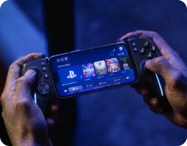 Deux mains tiennent la manette Osyn Pro pendant une partie.