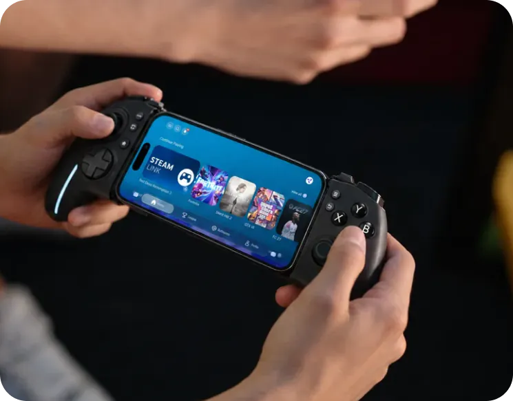 Deux mains tiennent la manette Osyn Pro pendant une partie.