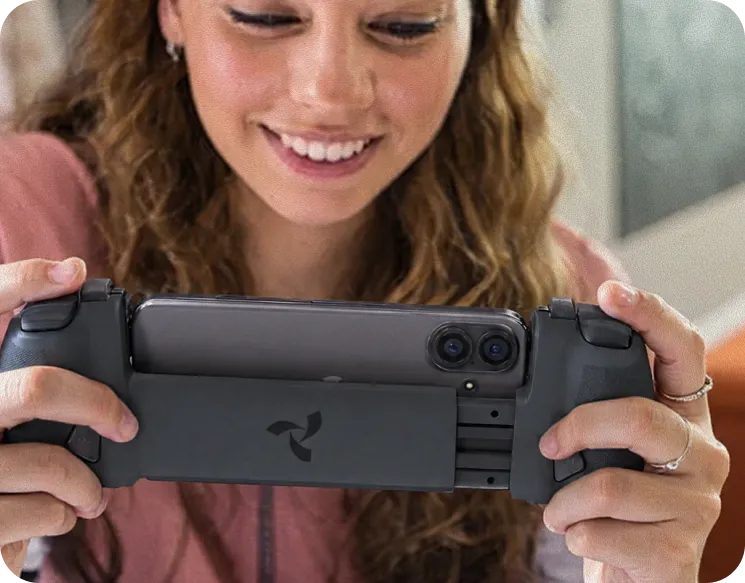Une joueuse tient la manette Osyn Pro pendant une partie.