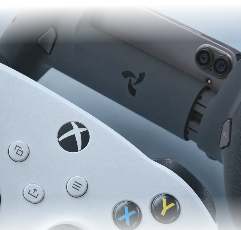 La manette Osyn Pro à côté d’une manette Xbox.